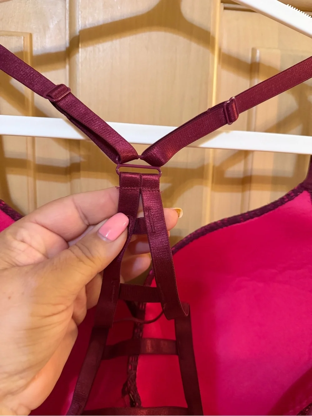 XOXO Lace-Pattern Plunge Bra in burgundy Berry Misses sz 40C